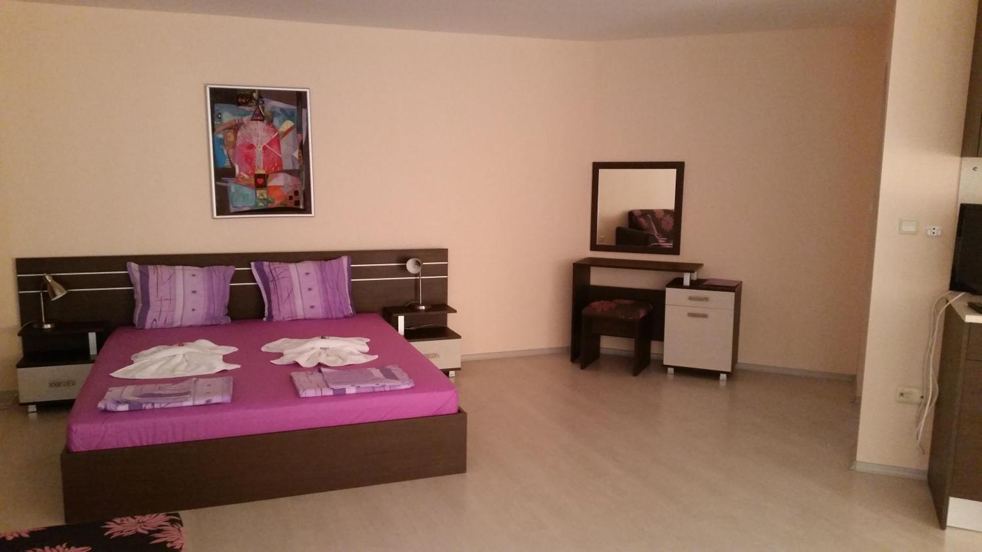 Rose Garden Omax Apartments Slăntjev Brjag Rum bild