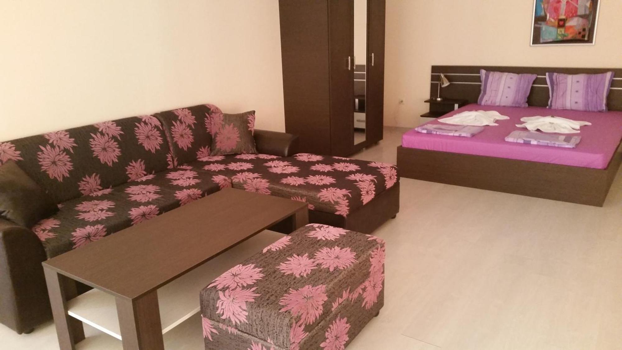 Rose Garden Omax Apartments Slăntjev Brjag Rum bild