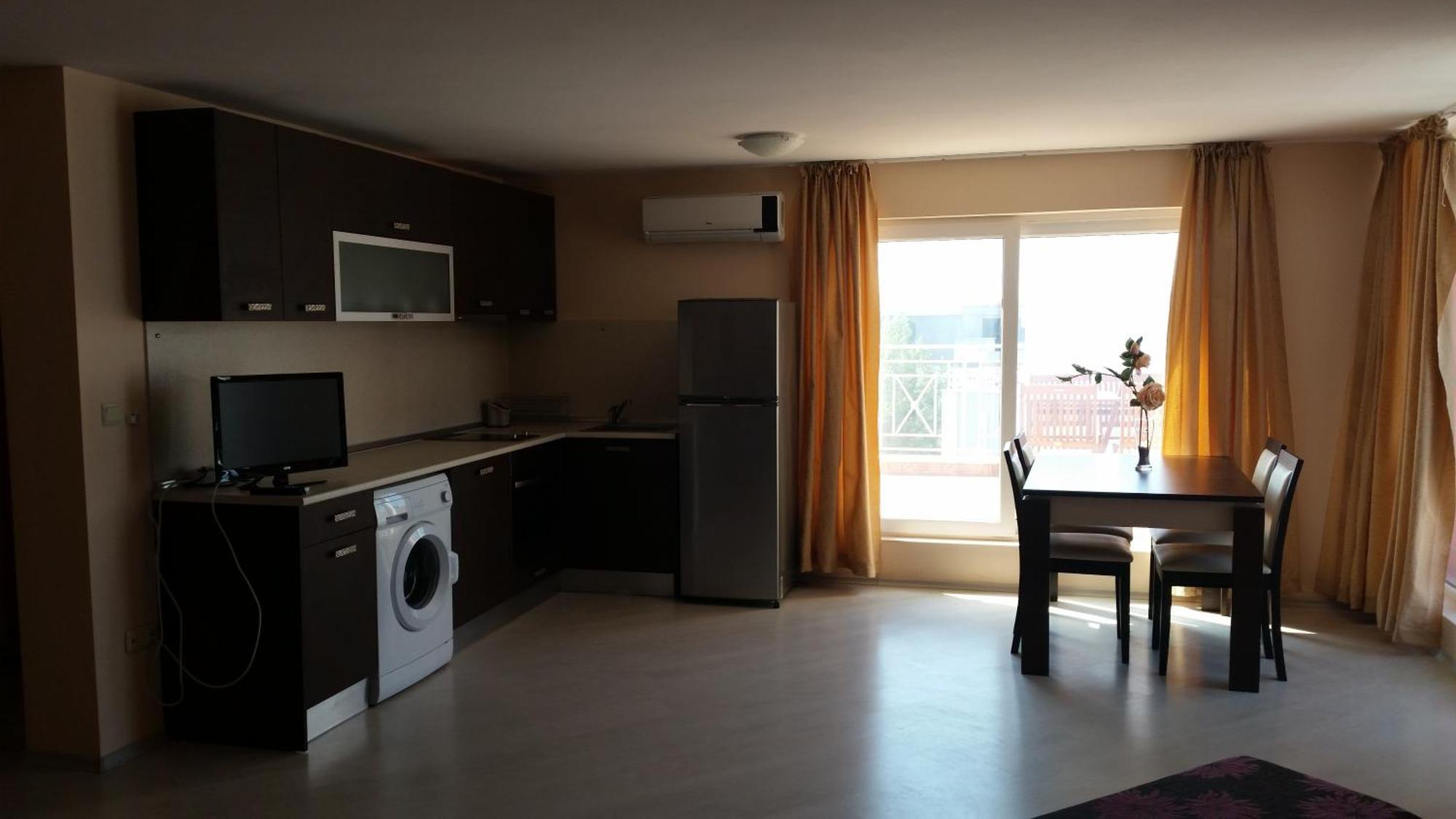 Rose Garden Omax Apartments Slăntjev Brjag Rum bild